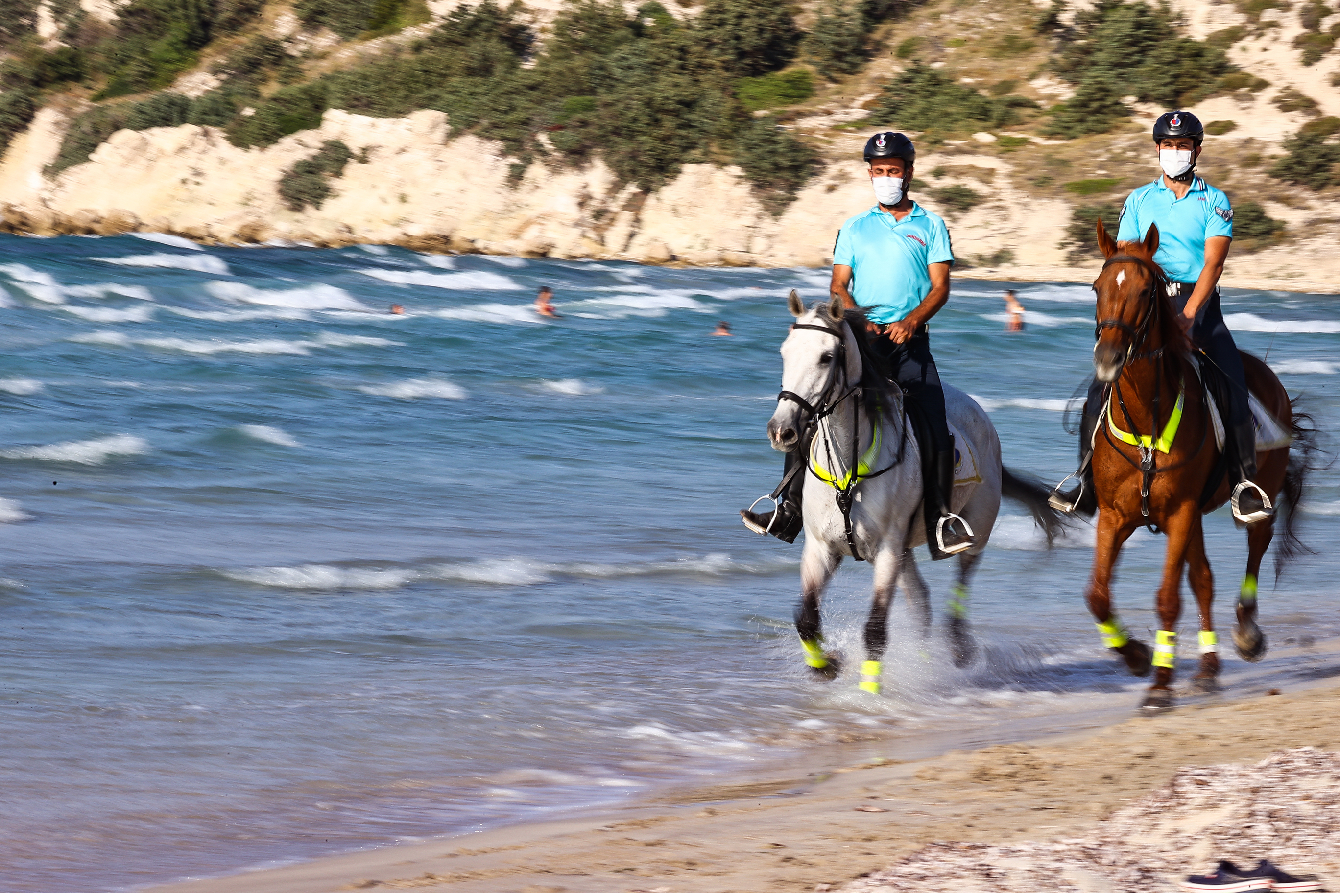 Wild West: Turkish gendarmerie teams secure gorgeous beaches on horseback in Izmir