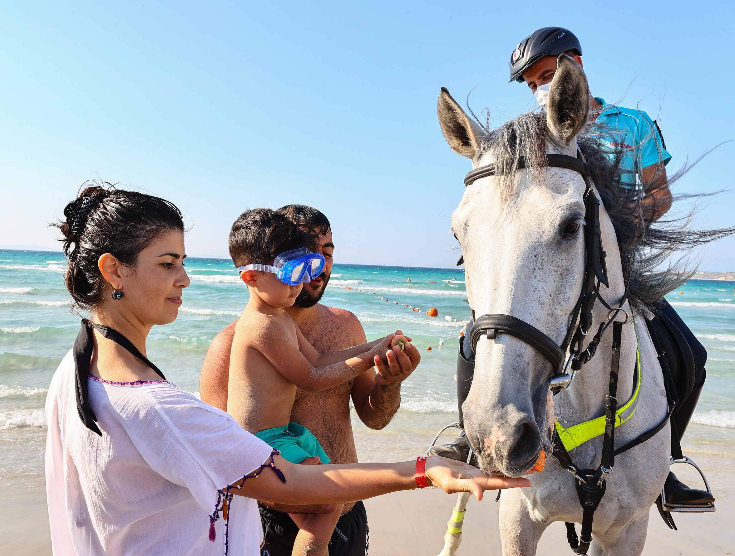 Wild West: Turkish gendarmerie teams secure gorgeous beaches on horseback in Izmir