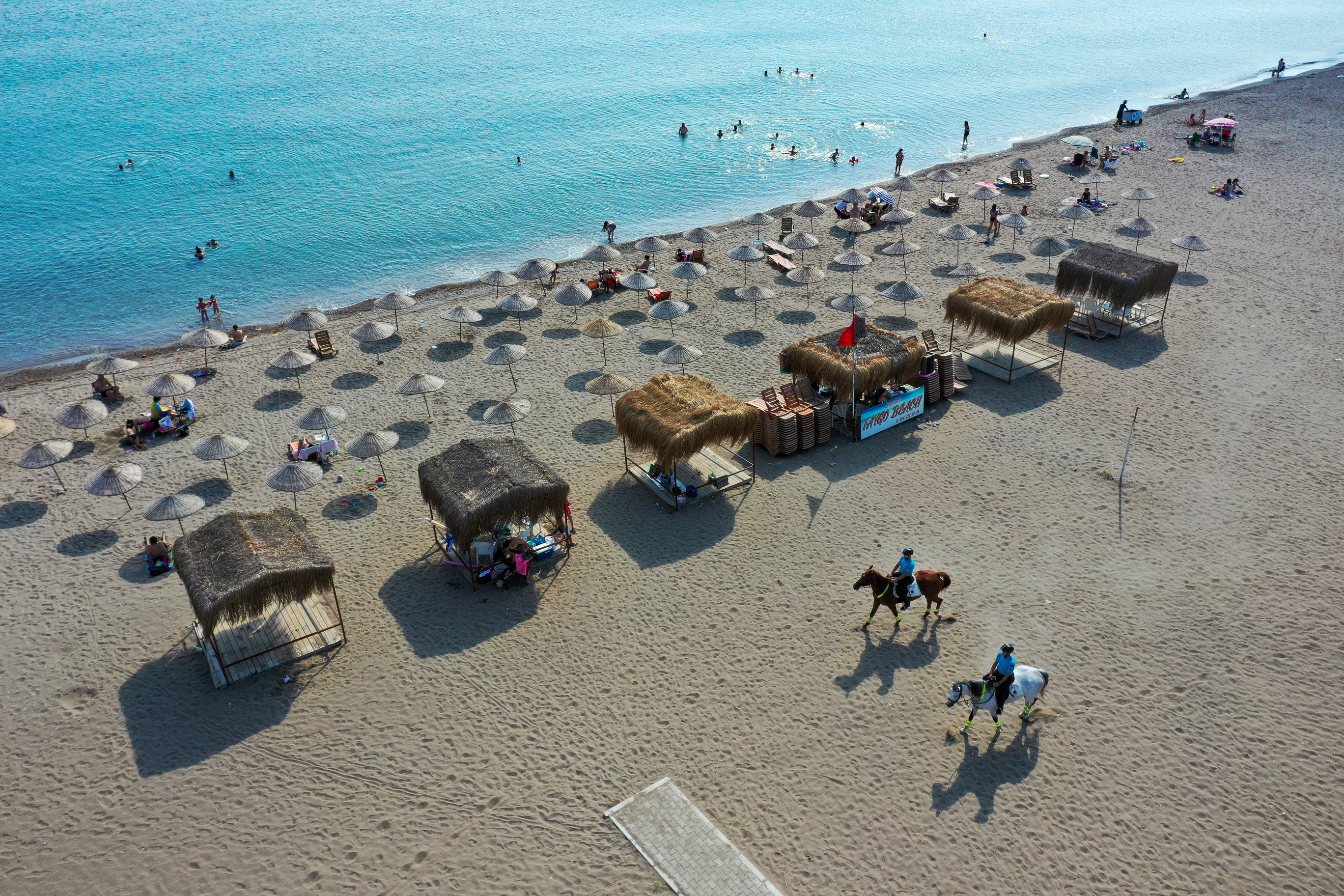 Wild West: Turkish gendarmerie teams secure gorgeous beaches on horseback in Izmir