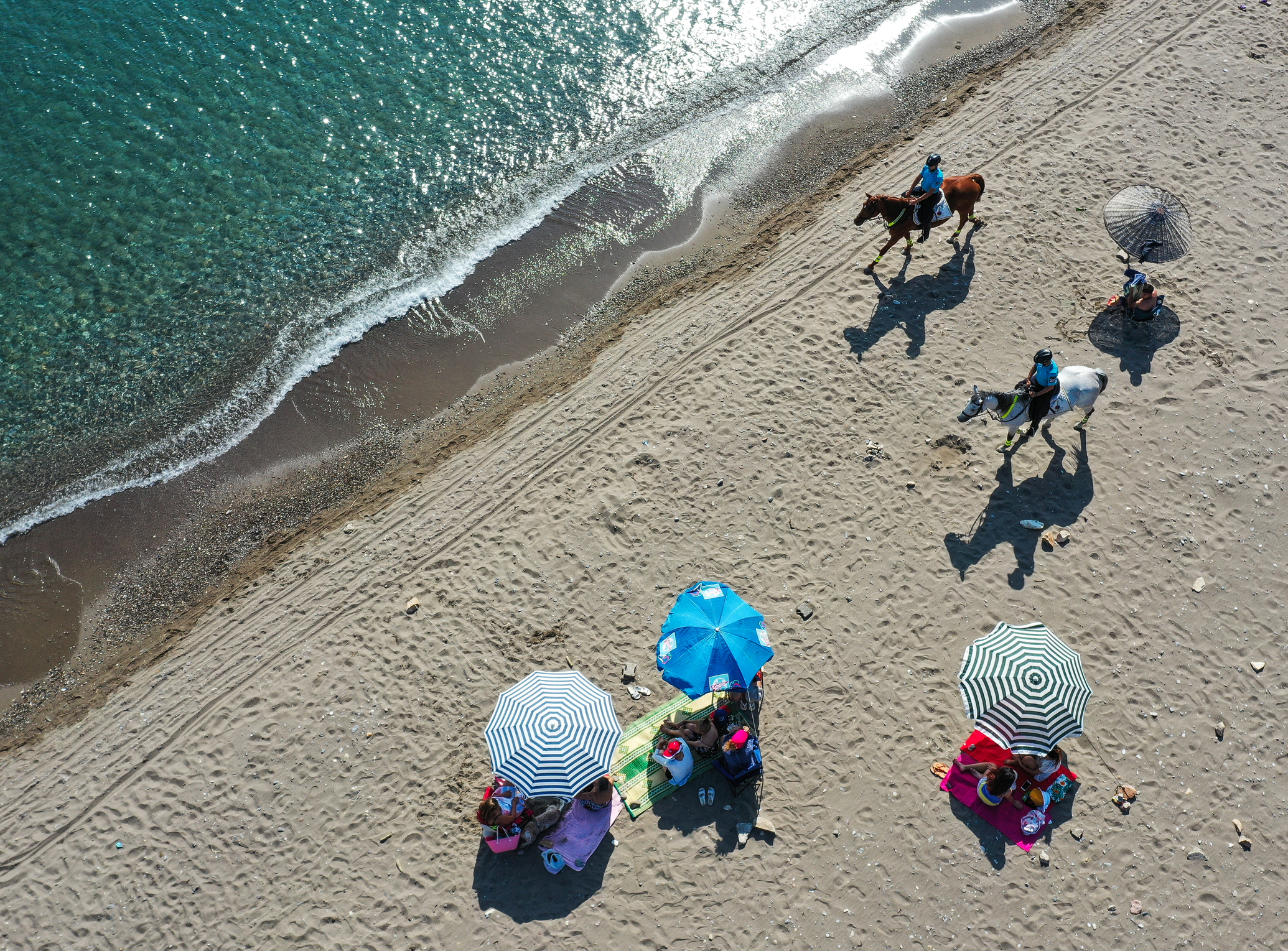 Wild West: Turkish gendarmerie teams secure gorgeous beaches on horseback in Izmir