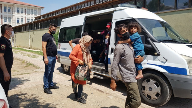 27 irregular migrants held after entering Turkey illegally
