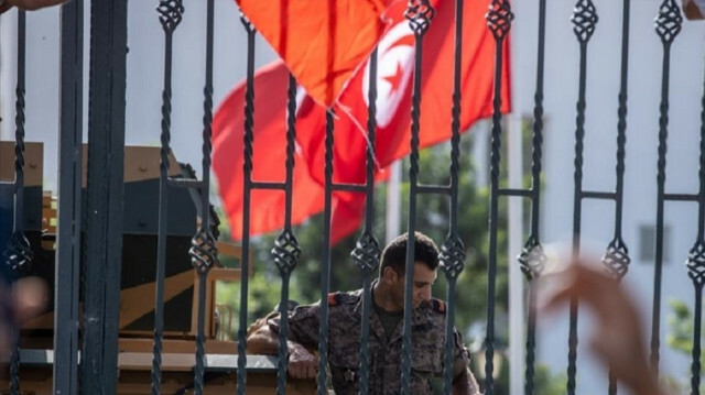 Security forces take security measures around Tunisian parliament