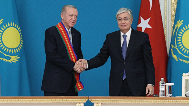 Turkish President Recep Tayyip Erdogan (L) and President of Kazakhstan Kassym-Jomart Tokayev (R)