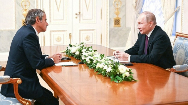 Russian President Vladimir Putin (R) and Director General of the International Atomic Energy Agency (IAEA),  Rafael Grossi (L).