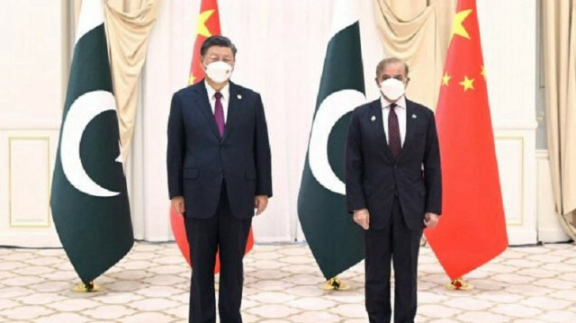 Chinese President Xi Jinping (L) and Pakistani Prime Minister Shehbaz Sharif (R)