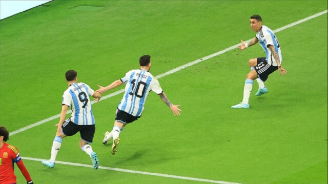 Argentina beat Mexico to keep World Cup dreams alive