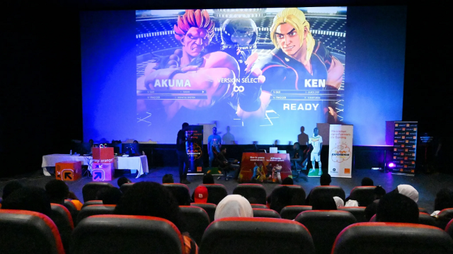  Le public suit une compétition de jeu video retransmise sur grand écran à Dakar le 12 novembre 2022 © SEYLLOU / AFP 