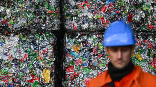  Un empilement de compressions métalliques es issues des chutes de production de canettes dans l'usine de recyclage et de production d'aluminium à Biesheim dans le Haut-Rhin le 5 décembre 2022 © SEBASTIEN BOZON / AFP 