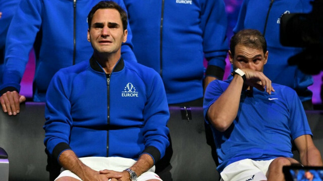 Le Suisse Roger Federer (G) verse une larme après avoir disputé son dernier match, un double avec l'Espagnol Rafael Nadal (D) de l'équipe Europe contre l'Américain Jack Sock et l'Américaine Frances Tiafoe de l'équipe World à la Laver Cup 2022 à l'O2 Arena de Londres. 
Glyn KIRK / AFP