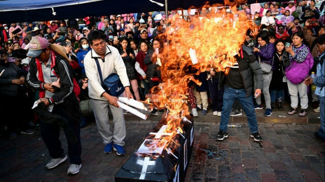 Des soutiens au président déchu incendient un cercueil en carton à l'effigie de la nouvelle présidente péruvienne @MARTIN BERNETTI / AFP 