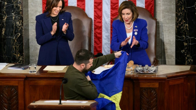 Le président ukrainien offre à la présidente du Sénat un drapeau ukrainien en provenance du front @Mandel NGAN / AFP