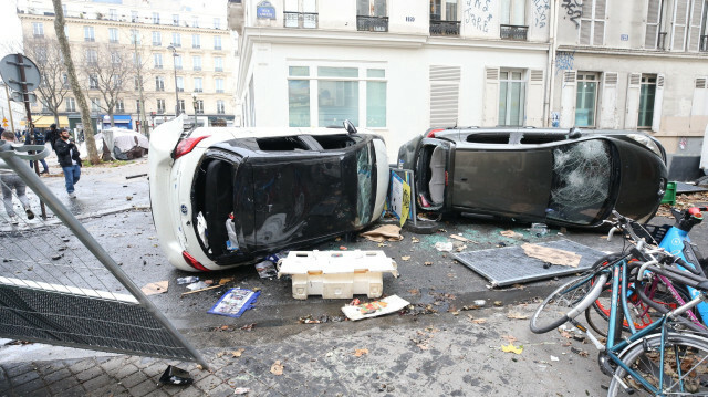 Les proches du PKK s’en sont aussi pris au mobilier urbain, arrachant des poteaux pour s’en servir comme projectiles. @AGENCE ANADOLU / Umit Donmez