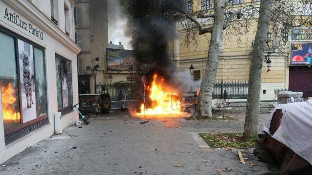 Le week-end a été rythmé par des incendies, des saccages de vitrines, de véhicules et de mobilier urbain @AGENCE ANADOLU