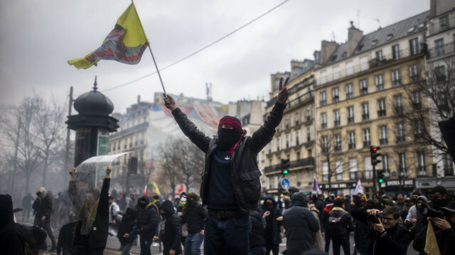 De très violents affrontements à Paris10 a éclaté entre les forces de l'ordre et les partisans du PKK. 
ANADOLU AGENCE