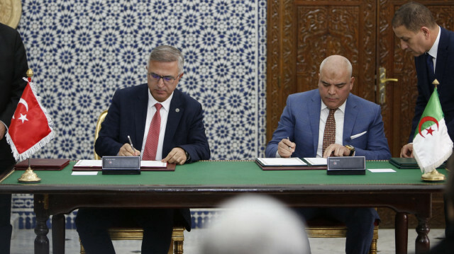 Muhittin Özdemir, président de l'Académie de justice turque (à gauche), et Abdülkerim Cadi (à droite), directeur général du Lycée de la magistrature algérienne, étaient présents.
AGENCE ANADOLU