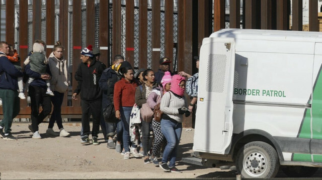 Les migrants font face à un mur de conteneurs sur le Rio Grande @Herika Martinez / AFP