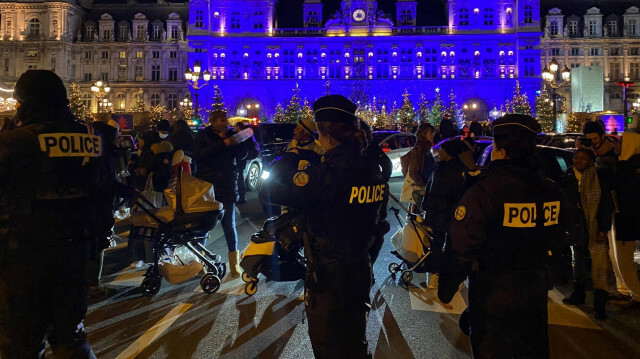 Une vingtaine de femmes à la rue et leurs enfants manifestent leur détresse devant l’Hôtel de Ville de Paris (29/12/2022). @ Olivier Klein / UTOPIA56
