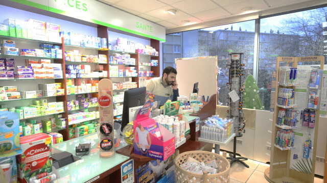 Une pharmacie dans la région parisienne @ Umit Donmez / AGENCE ANADOLU