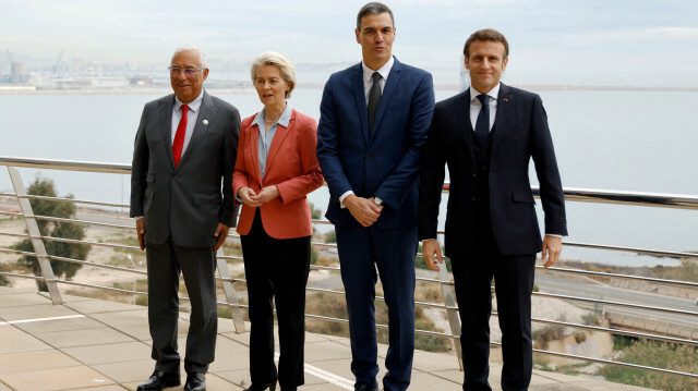 Le Premier ministre portugais Antonio Costa, la présidente de la Commission européenne Ursula von der Leyen, le Premier ministre espagnol Pedro Sanchez et le président français Emmanuel Macron posent pour une photo de famille avant de tenir une réunion pour discuter de l'initiative du pipeline d'hydrogène sous-marin H2Med, en marge de l'UE- Sommet du Groupe euro-méditerranéen MED9 le 9 décembre 2022 à Alicante. L'Espagne, la France et le Portugal dévoilent aujourd'hui les détails de leur plan ambitieux de pipeline sous-marin pour acheminer l'hydrogène vert de la péninsule ibérique vers le reste de l'Europe.
Ludovic MARIN / AFP