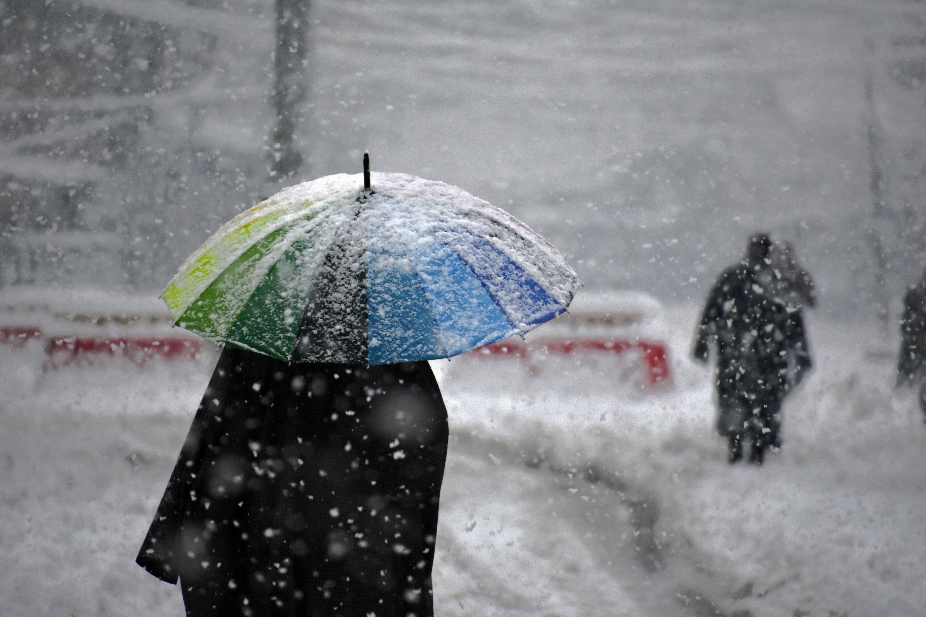 Heavy snowfall disrupts life in Kashmir
