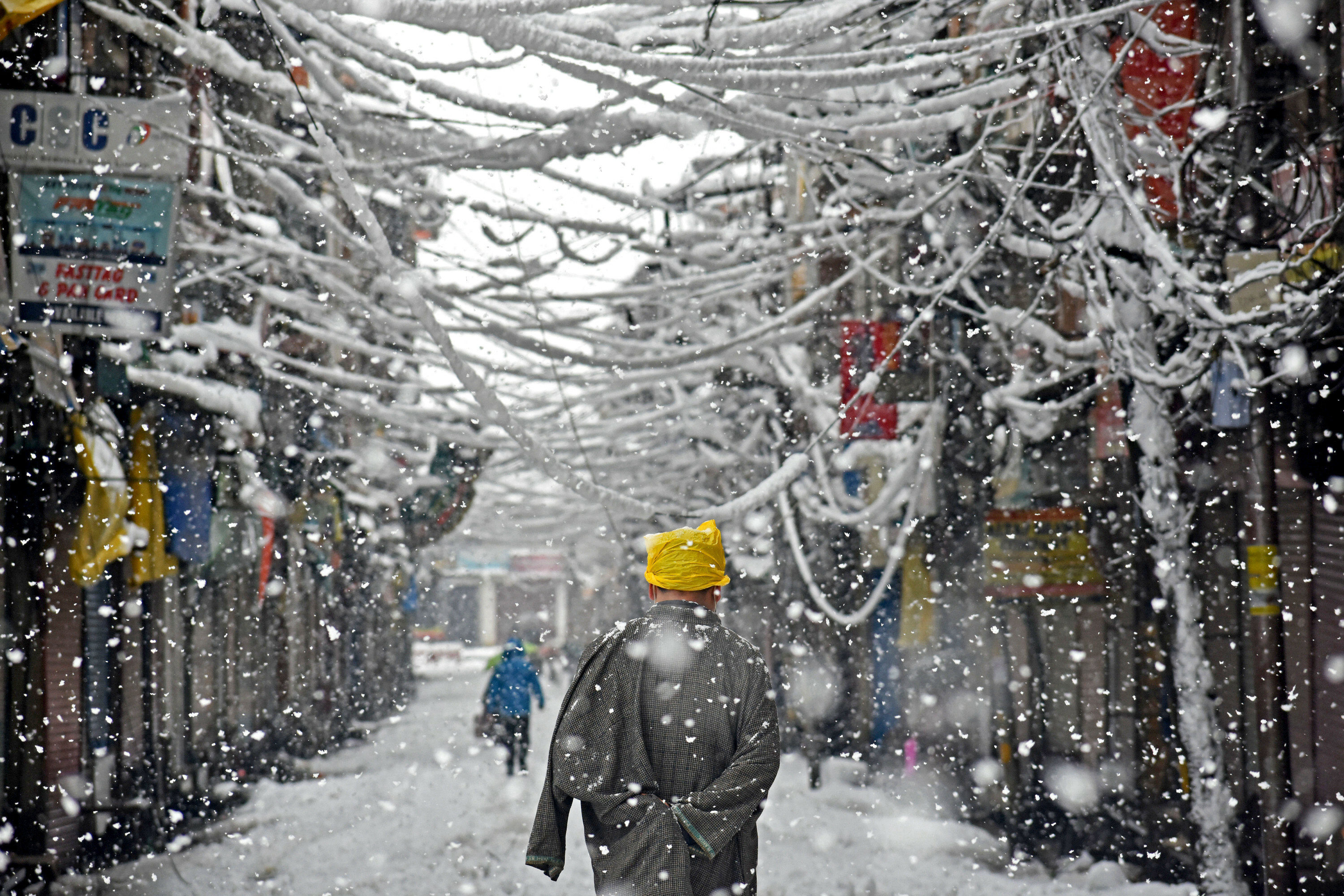 Heavy snowfall disrupts life in Kashmir