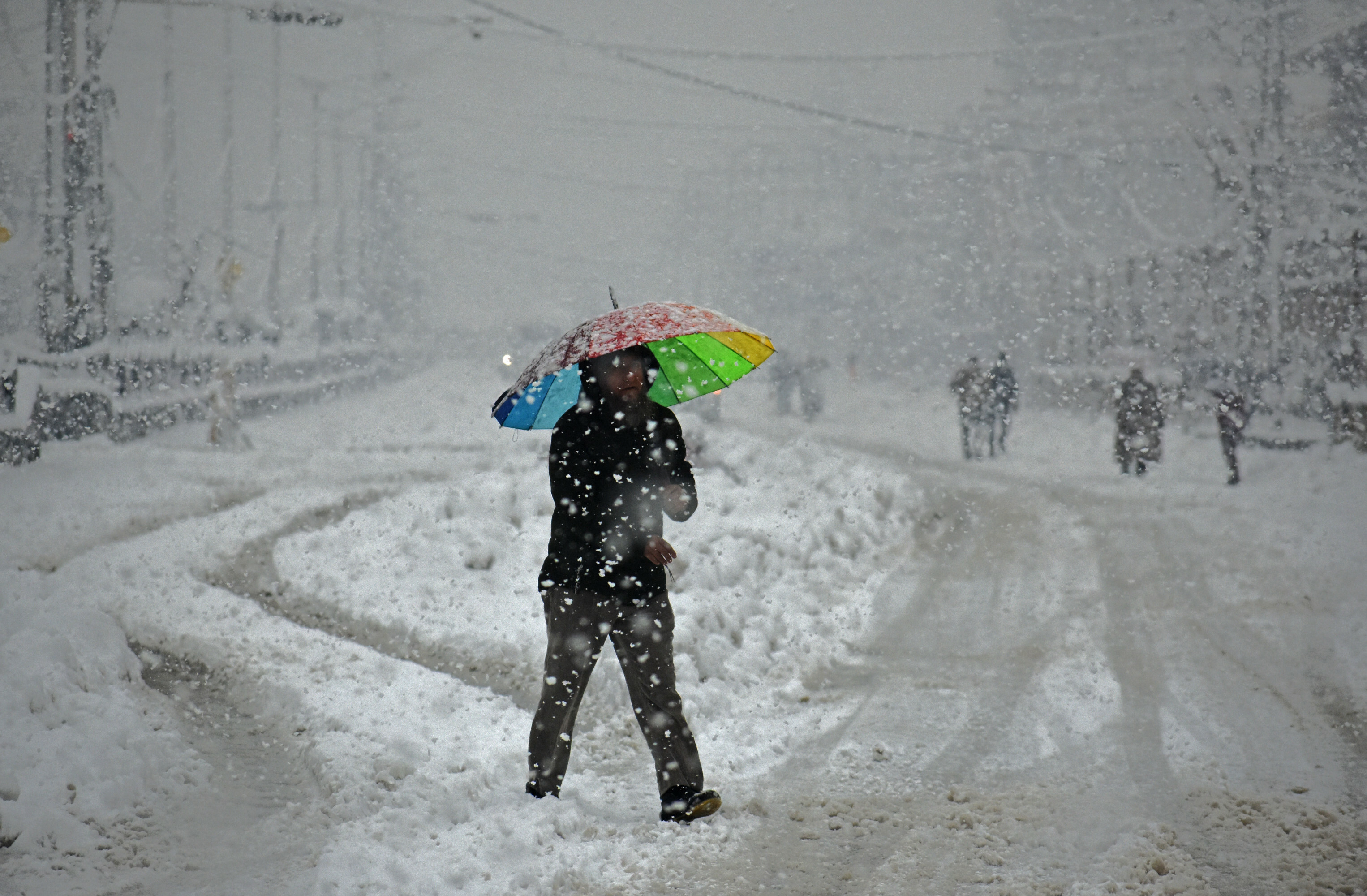 Heavy snowfall disrupts life in Kashmir