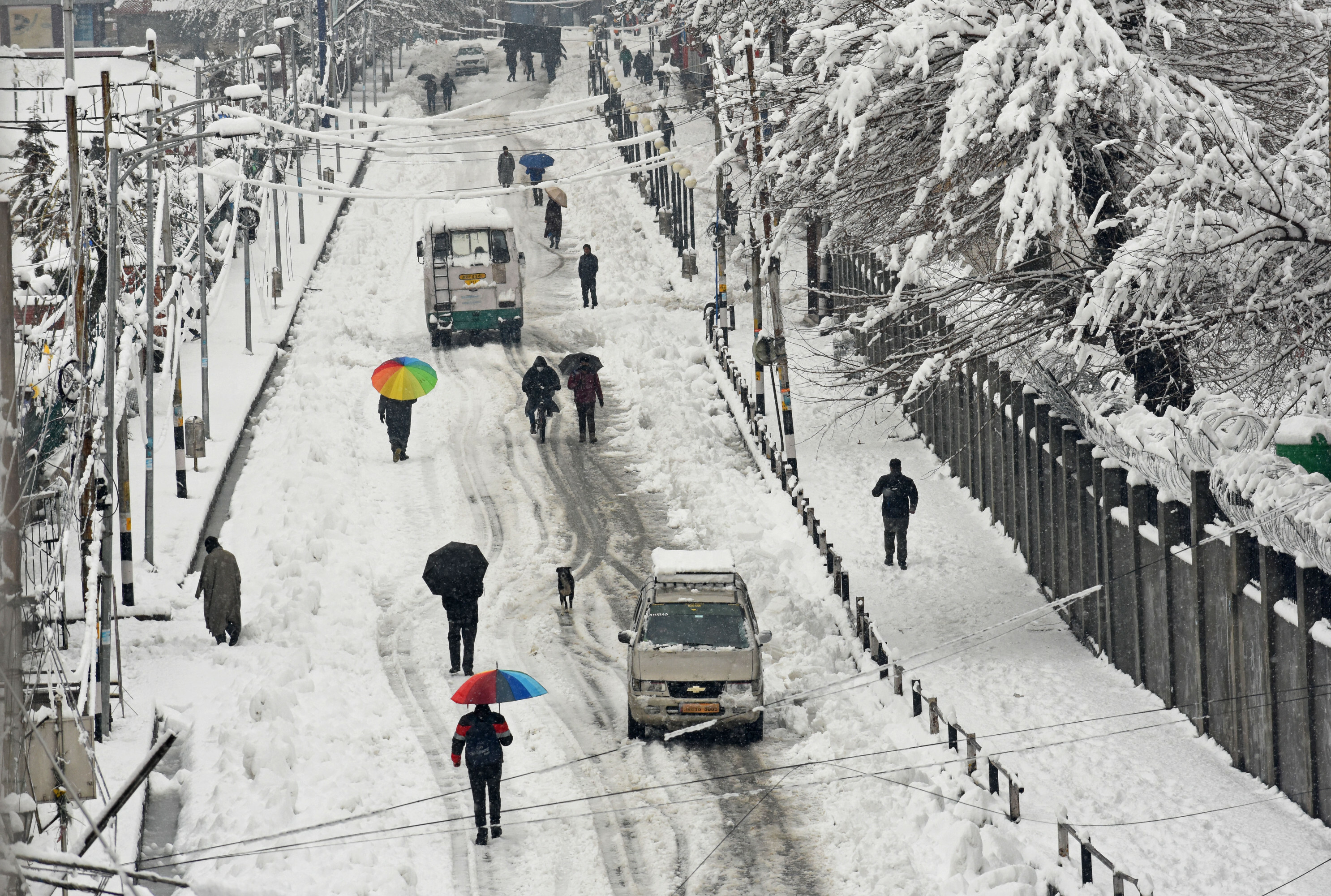 Heavy snowfall disrupts life in Kashmir