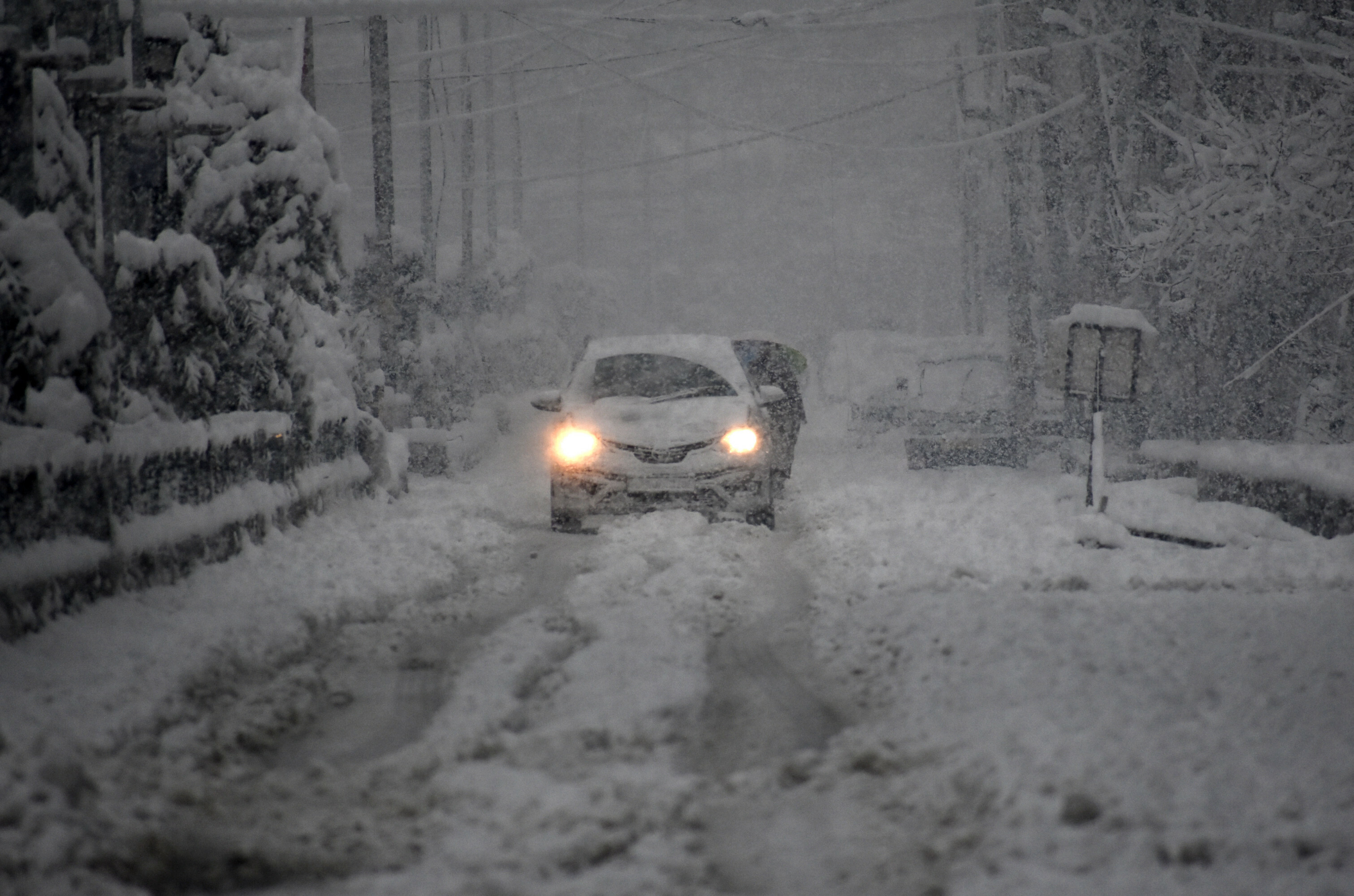 Heavy snowfall disrupts life in Kashmir