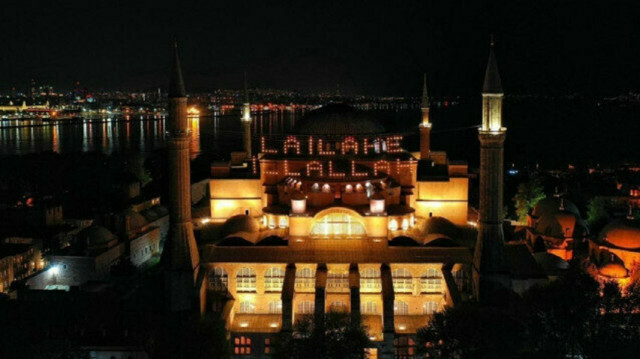 Muslims around world observe Islam's holy night of Laylat al-Qadr