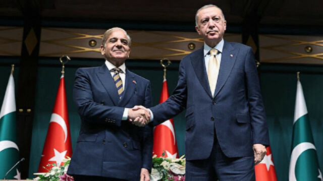 President Recep Tayyip Erdoğan shakes hands with Pakistani Prime Minister Shehbaz Sharif
