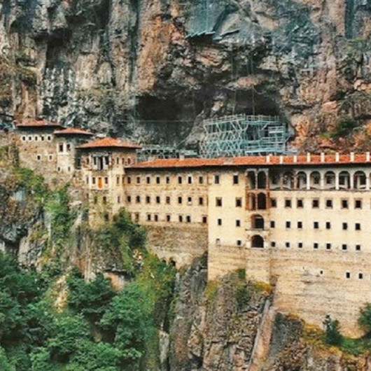 Sumela Monastery in northern Türkiye draws visitors