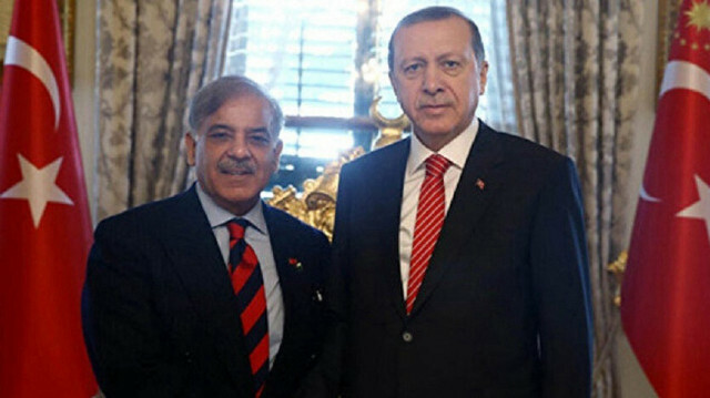 Turkish President Recep Tayyip Erdogan (R) and Pakistan’s Prime Minister Shehbaz Sharif (L)