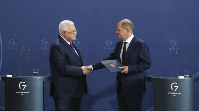 Palestinian President Mahmoud Abbas (L) and German Chancellor Olaf Scholz (R)