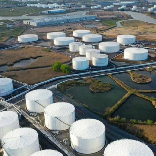 Oil slips as bearish demand sentiment weighs on market