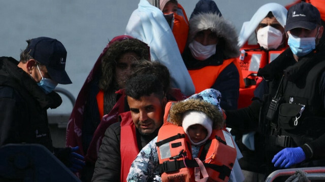 Des migrants, récupérés en mer alors qu'ils tentaient de traverser la Manche. Plus de 45 000 migrants ont traversé la Manche vers le Royaume-Uni depuis l'Europe continentale en 2022, dépassant le record de l'an dernier de plus de 17 000. (Archive / 3 mai 2022 / Daniel LEAL / AFP)