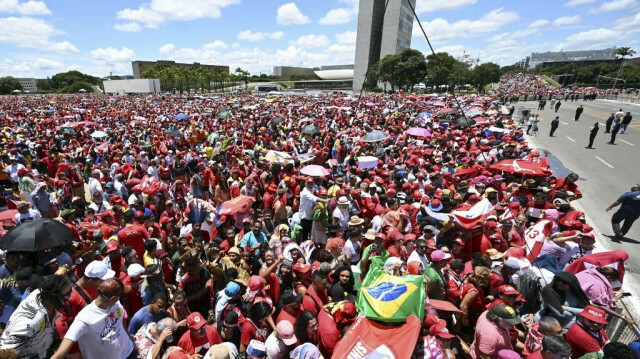 Les partisans du président élu Luiz Inacio Lula da Silva, 77 ans, se rassemblent pour attendre sa cérémonie d'investiture sur la place "Tres Poderes" devant le palais du Planalto à Brasilia, le 1er janvier 2023. @ EVARISTO SA / AFP