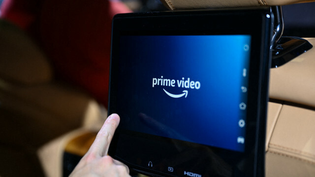 Le logo Amazon Prime Video est affiché dans un SUV Jeep Grand Wagoneer, avec la technologie Amazon. Patrick T. Fallon.  @AFP