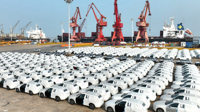 Cette photo aérienne prise le 7 novembre 2022 montre des voitures qui seront exportées garées dans un port de Lianyungang, dans la province orientale du Jiangsu en Chine/RST. @AFP
