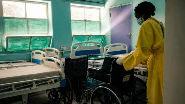 Une infirmière pousse un fauteuil roulant le long d'un couloir dans un service médical d'un hôpital local à Harare le 26 avril 2022. @Jekesai NJIKIZANA / AFP 

