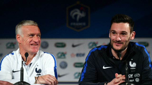 Didier Deschamps, sélectionneur de l'équipe de France de football, en compagnie de Hugo Lloris, gardien de l'équipe désormais retraité. @Franck Fife / AFP