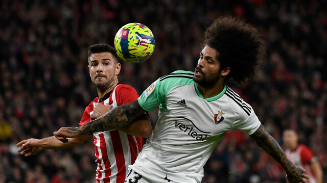 Gorka Guruzeta (à gauche), attaquant de l'Athletic Bilbao et Aridane Hernandez, défenseur de l'Osasuna. @ANDER GILLENEA / AFP