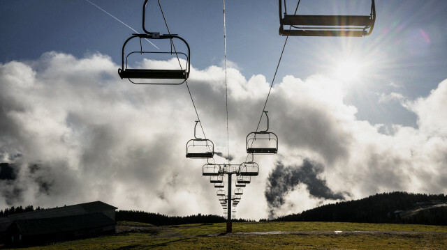 Un télésiège à l'arrêt dans la station de ski du Semnoz, près d'Annecy, le 27 décembre 2022. @ JEFF PACHOUD / AFP