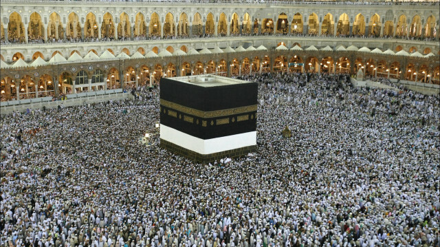 Des pèlerins musulmans se rassemblent à la mosquée al-Harâm qui abrite la Kaaba à la Mecque, le 18 novembre 2009. @ MAHMUD HAMS / AFP