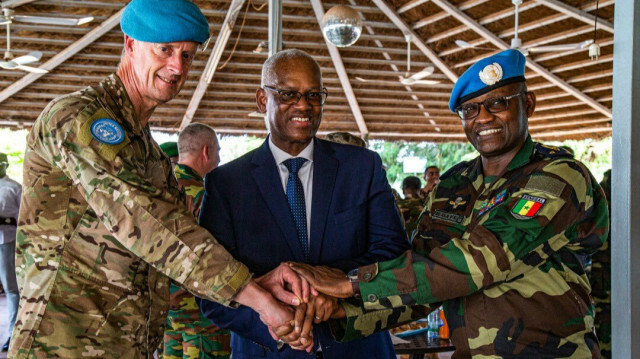 Passation de pouvoir entre le Général C.J. Kees Matthijssen. ( L) et Mamadou Gaye ( R).
@Apanews