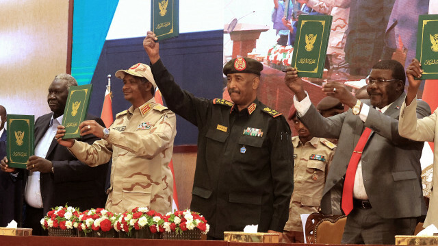 Le chef de l'armée soudanaise, Abdel Fattah al-Burhan (à droite), et le commandant des forces paramilitaires, Mohamed Hamdan Dagalo (à gauche), lors de la signature d'un accord initial à Khartoum, le 5 décembre 2022. @ ASHRAF SHAZLY / AFP