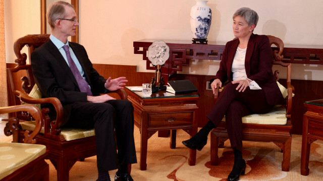 Cette photo prise et publiée  le 21 décembre 2022 montre la ministre australienne des Affaires étrangères Penny Wong (à droite) s'entretenant avec l'ambassadeur d'Australie en Chine Graham Fletcher à Pékin. Sarah FRIEND. @AFP