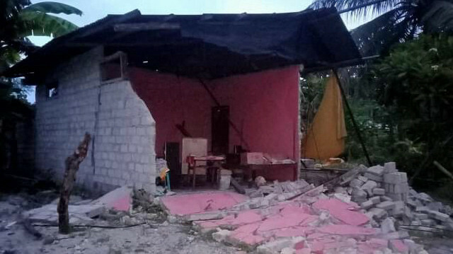 Cette photo prise et publiée le 10 janvier 2023  montre une maison endommagée après un tremblement de terre de magnitude 7,6 qui a frappé profondément sous l'océan au large de l'Indonésie. @AFP