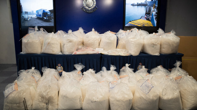  Des sacs de preuves saisis sont exposés lors d'une conférence de presse sur un trafic record de 1,3 tonne de kétamine d'une valeur de 108 millions USD au siège de la police de Hong Kong le 25 décembre 2021. Bertha Wang /  archives. @AFP