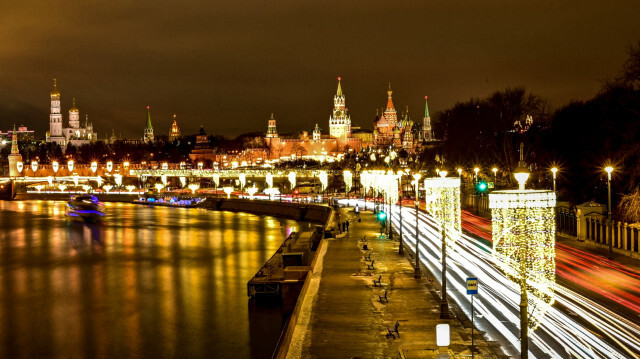  l'illumination par la digue de la rivière Moskva et le Kremlin en arrière-plan dans le centre de Moscou. Youri KADOBNOV. @ AFP