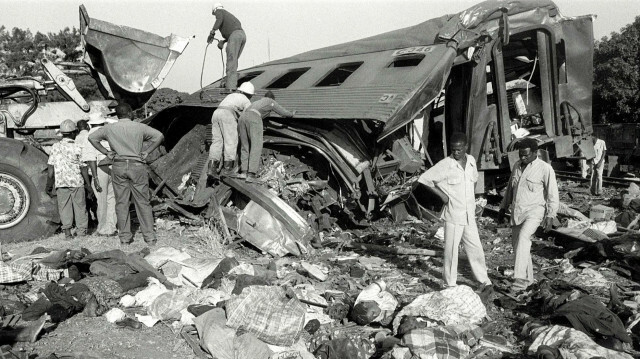 Les secouristes nettoient les débris alors que les corps des passagers gisaient à côté de l'épave du train du 25 mai 2002, qui s'est écrasé à Pessene, dans le district de Moamba, à environ 40 km à l'ouest de la capitale Maputo.
@SERGIO SANTIMANO / AFP 